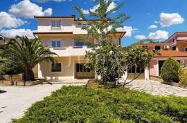 POPUST!PRILIKA!Prostrana kuća sa velikim potencijalom,Pula okolica, 420 , Pula