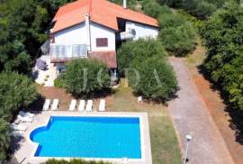 Lijepa kuća sa 3 stana,bazenom i gr.terenom,POREČ okolica, 330 , Poreč