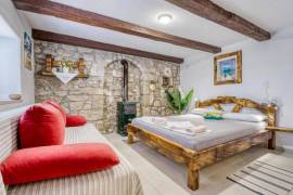 Autentična kamena kuća u Crikvenici – tiha mikrolokacija, idealno za turizam, 130 , Crikvenica