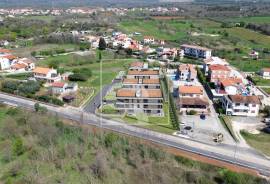Trosoban stan, Fažana – 2 parkirna mjesta i spremište, zatvoreni kompleks s bazenom 85 m², Fažana