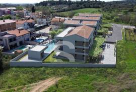Dvosoban stan, Fažana – zadnji kat, natkrivena terasa, zatvoreni kompleks s bazenom 85 m², Fažana