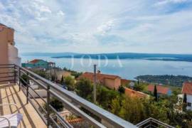 Kuća sa 2 stana i panoramskim pogledom, 177 , Crikvenica