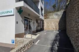 Poslovni prostor s uhodanim zakupcem (apoteka) – 103 m², prizemlje, parking, top lokacija Dramalj, 103 , Prodaja, Crikvenica