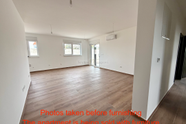 Stan Vodice, PRILIKA, novonamješteno, 2S+DB, okućnica, parking, Vodice