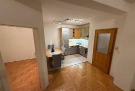 Crikvenica – prostran 3S+DB stan, mirna lokacija, 550 m od mora, parking, Crikvenica