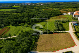 Građevinsko zemljište s priključcima 5 kilometra do mora, 780 , Poreč