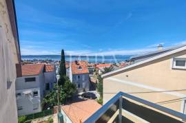 Stan sa parkingom i pogledom na more, Crikvenica