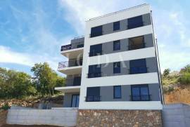 Crikvenica – Stan sa okućnicom, garažnim mjestom i bazenom, Crikvenica