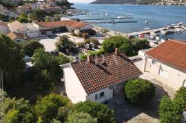 RAB – SUPETARSKA DRAGA | Stan 68,62 m², samo 40 m od mora, veliko dvorište, parking!, Rab