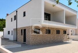 Moderna dvojna vila s bazenom, 3 spavaće 1,5 km do mora, 132 , Umag