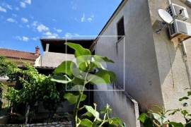 Samostojeća kuća u Puli - 110m2 -dvorište, 110 , Pula