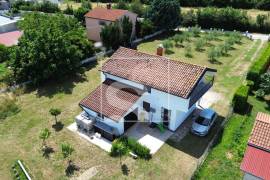 Samostojeća kuća, 3 spavaće sobe, na 1180m2 zemljišta Loborika, 160 , Marčana