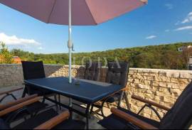 Penthouse s pogledom na more i vrtom, 300 m od mora, Njivice, otok Krk, Omisalj