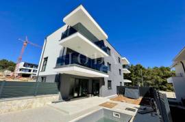 Krk - dvoetažni apartman s bazenom i pogledom na more, Krk