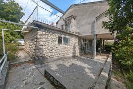 Kuća s potencijalom u centru Dramlja, 147 , Crikvenica