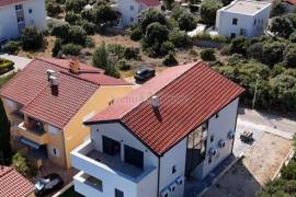 Mandre, otok Pag, penthouse sa panoramskim pogledom,velika okućnica, Kolan