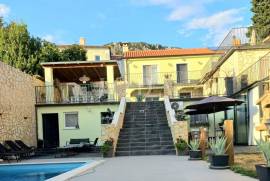 BRIBIR, apartmanska kuća sa bazeom na prostranoj okućnici, 200 , Vinodolska Općina