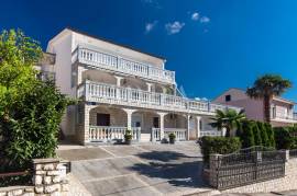 Kuća sa 6 apartmana i bazenom, 400 , Crikvenica