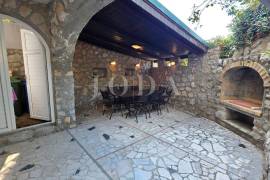 Prizemni apartman sa okućnicom i velikom terasom, Crikvenica