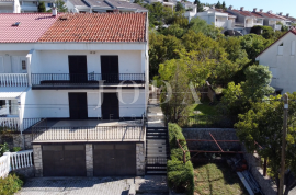 Kuća sa 2 stana i 2 garaže, 200 , Novi Vinodolski