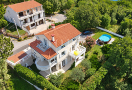 Crikvenica, zaleđe prizemlje sa garažom,velikom okućnicom i bazenom, Vinodolska Općina