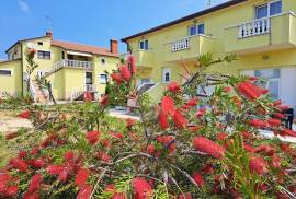 2 KUĆE SA POSLOVNIM PROSTOROM, PRODAJA, UMAG, 650 M2, 650 , Umag