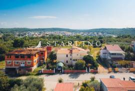 KUĆA, PRODAJA, ISTRA, BANJOLE, KUĆA POVRŠINE 306 m2 NA PARCELI OD 660 M2, 306 , Medulin