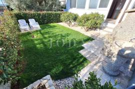 Grad Krk - odličan apartman s vrtom blizu plaže, Krk