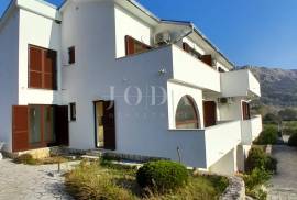 Apartman sa bazenom, Baska