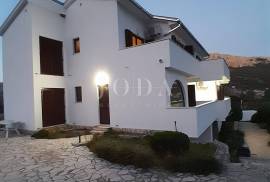 Apartman sa bazenom, Baska