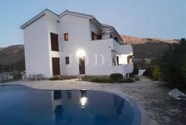 Apartman sa bazenom, Baska