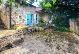 Ekskluziva, Autohtona obnovljena kuća sa velikom gradivom okućnicom, 65 , Poreč