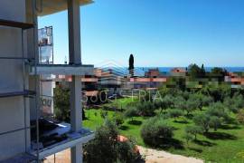 Stan u novogradnji sa pogledom na more, 2 parkinga, spremište, lift, Poreč