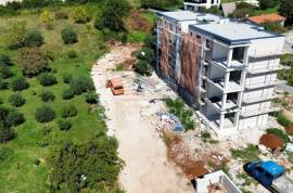 Stan u novogradnji sa vrtom, 2 parkinga, spremište, lift, 1.8km od mora, Poreč