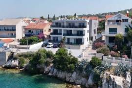 Brodarica, novogradnja, prvi red do mora, odličan 2s + db stan, Šibenik