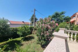 NOVI VINODOLSKI, etaža sa dvije stambene jedinice i okućnicom, Novi Vinodolski