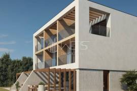 Elegantni troetažni stan s okućnicom i pogledom na more, Medulin