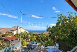 Pobri, Opatija - dvosobni stan s dodatnim tavanskim prostorom, Opatija