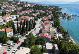 Crikvenica, stan s garažom i velikom okućnicom, samo 60 m od mora, Crikvenica