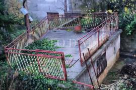 Stan na Vojaku sa dvorištem i parkingom, 3s +db, Rijeka