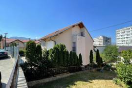 Petosoban namješten stan sa garažom Koševo, 195 m2, Sarajevo – Centar