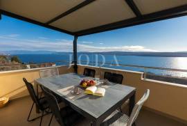 Moderan dvoetažni stan s dvjema terasama i otvorenim pogledom na Kvarner, Crikvenica