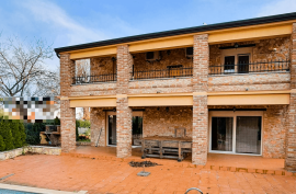 Kuća sa bazenom u centru mjesta te 600m od mora, Poreč okolica, 190 , Poreč