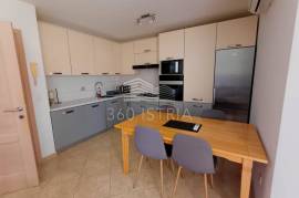 Dvosoban stan na I katu, opremljen, natkriveni parking, ostava, Poreč okolica, Poreč