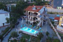 Ekskluzivna nekretnina u Crikvenici: 602 m², bazen, 7 apartmana, 250 m od mora, 602 , Crikvenica